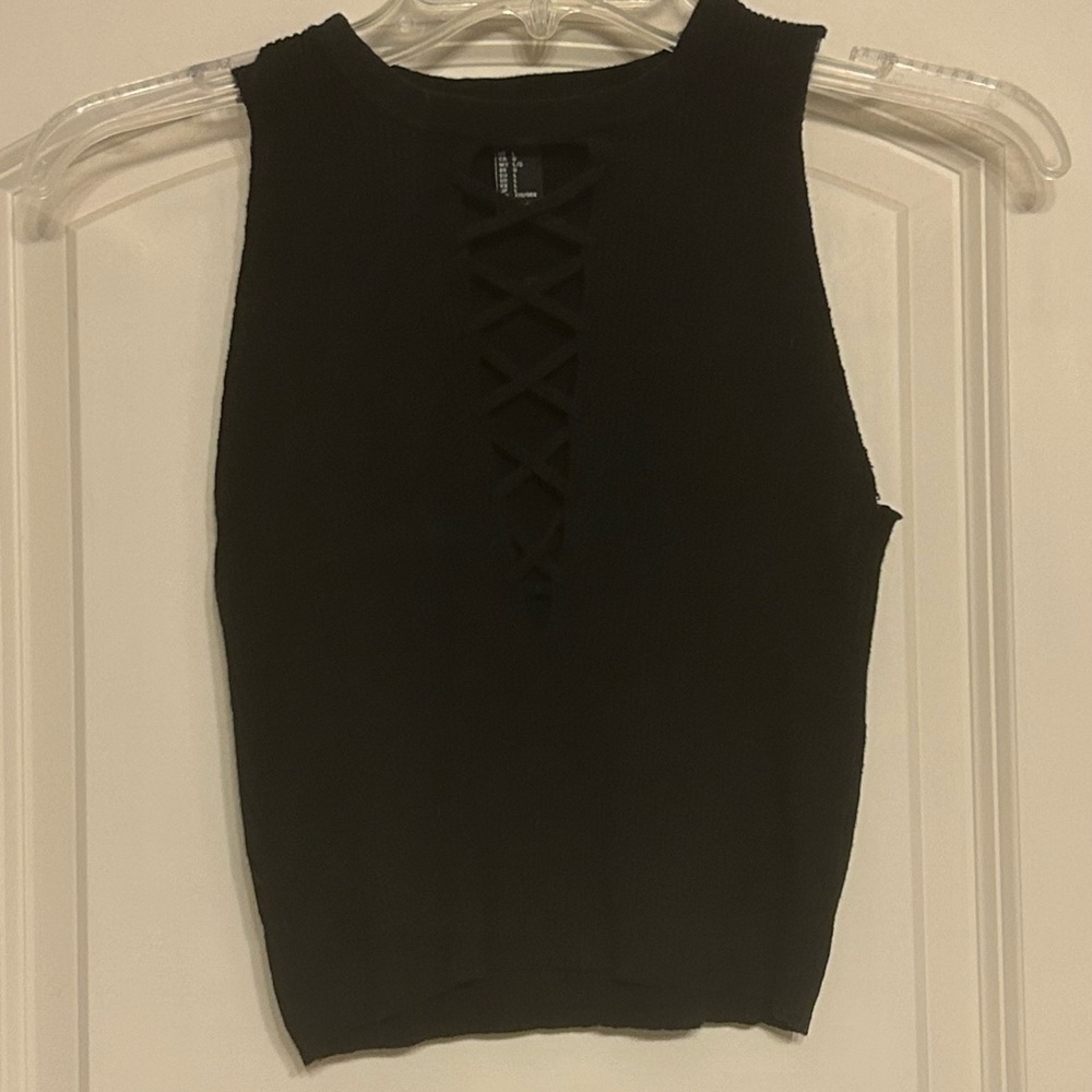 Black cropped tank size large